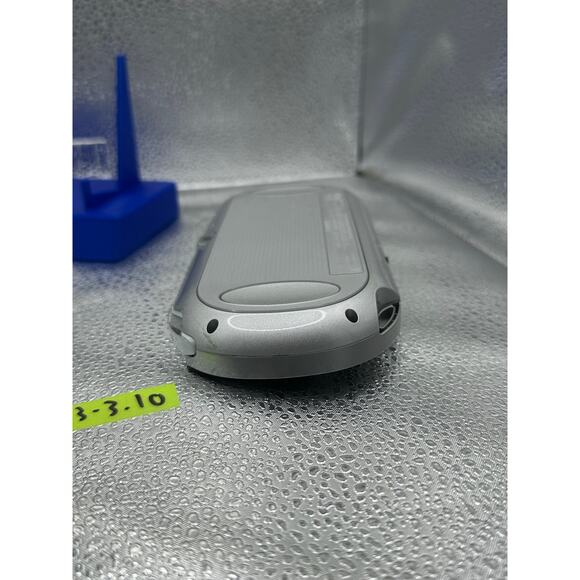 Sliver ps vita 1000 OLED w/charger RARE - Picture 5 of 10
